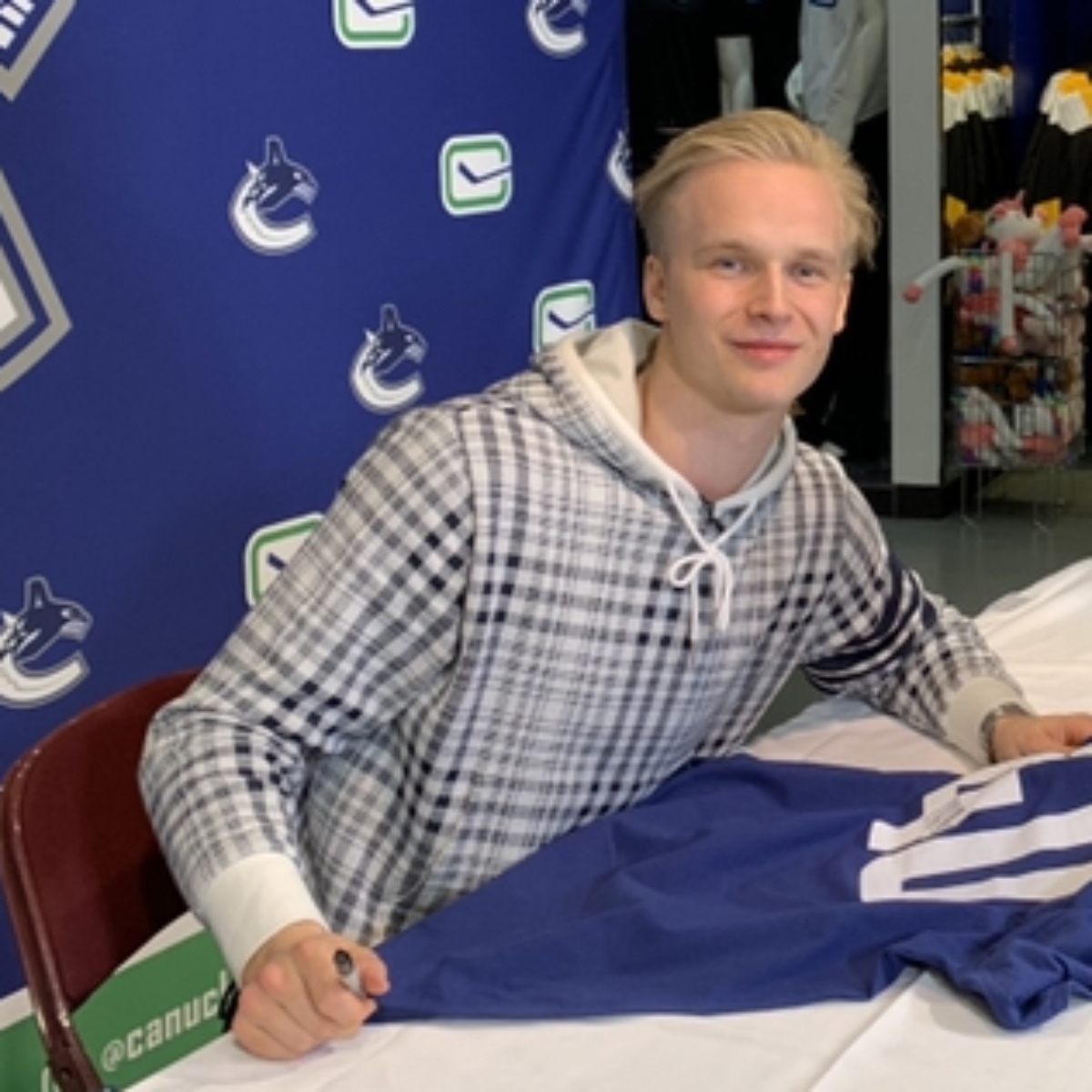 Who is Elias Pettersson Girlfriend? Know About His Relationship and Family